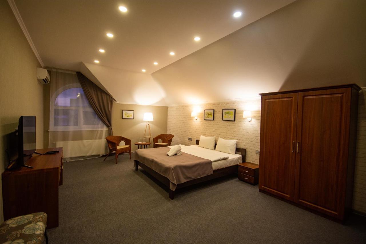 Три Сімки Hotel Vîșhorod Exterior foto