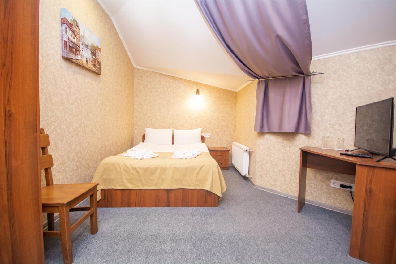Три Сімки Hotel Vîșhorod Exterior foto