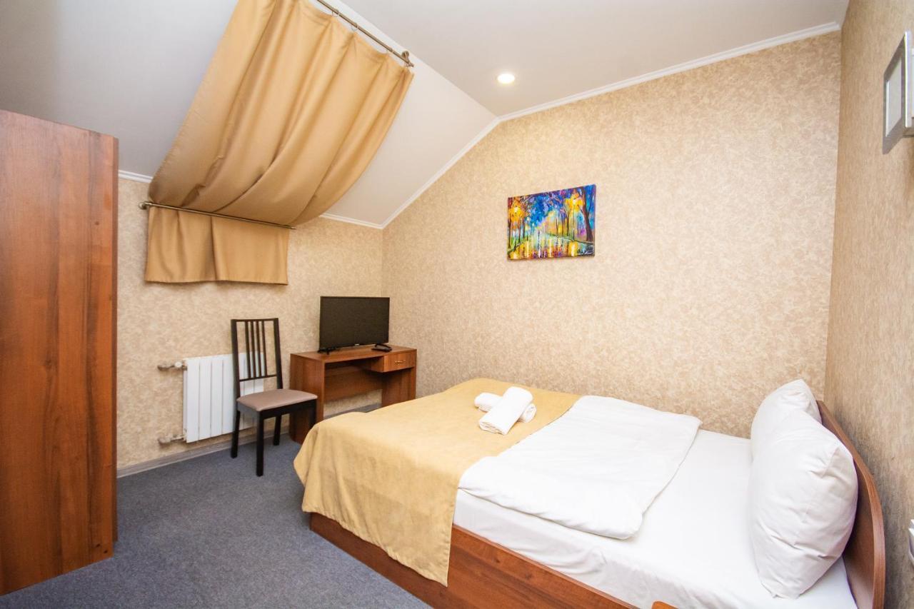 Три Сімки Hotel Vîșhorod Exterior foto