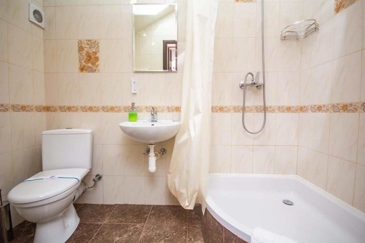 Три Сімки Hotel Vîșhorod Exterior foto