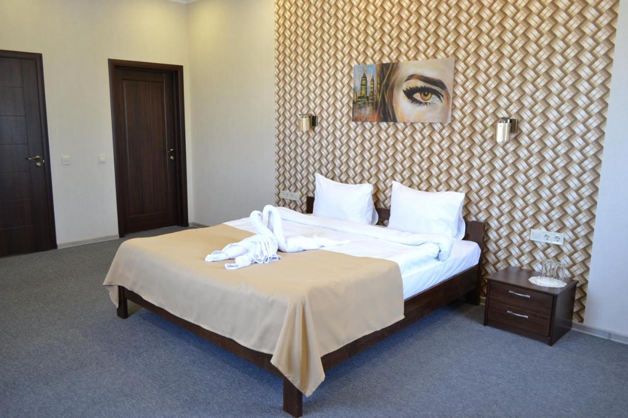 Три Сімки Hotel Vîșhorod Exterior foto