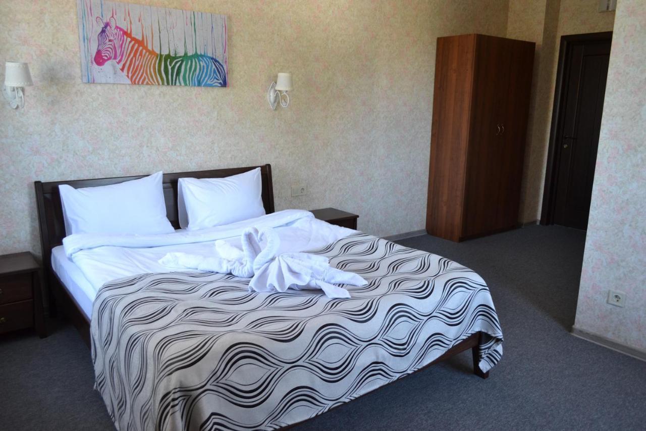 Три Сімки Hotel Vîșhorod Exterior foto