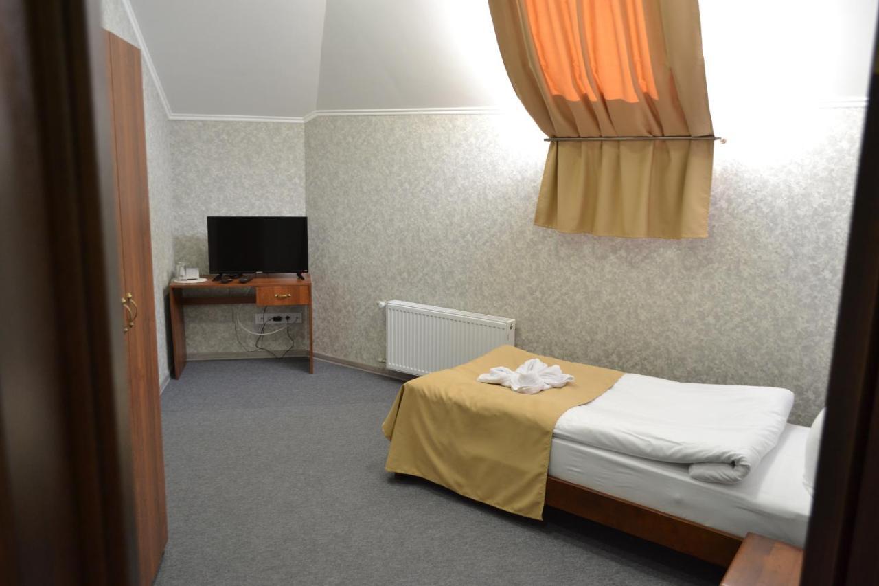 Три Сімки Hotel Vîșhorod Exterior foto