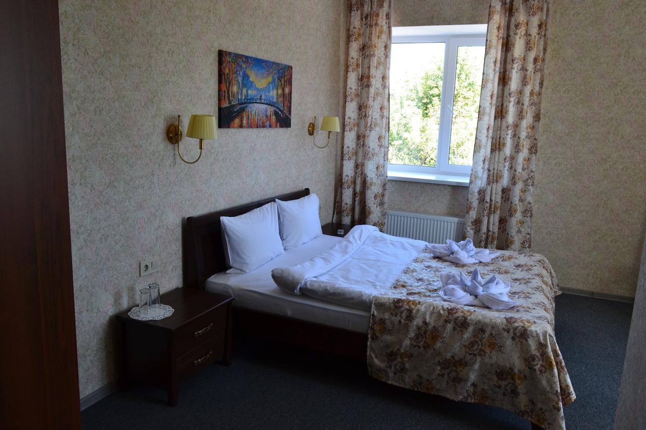 Три Сімки Hotel Vîșhorod Exterior foto