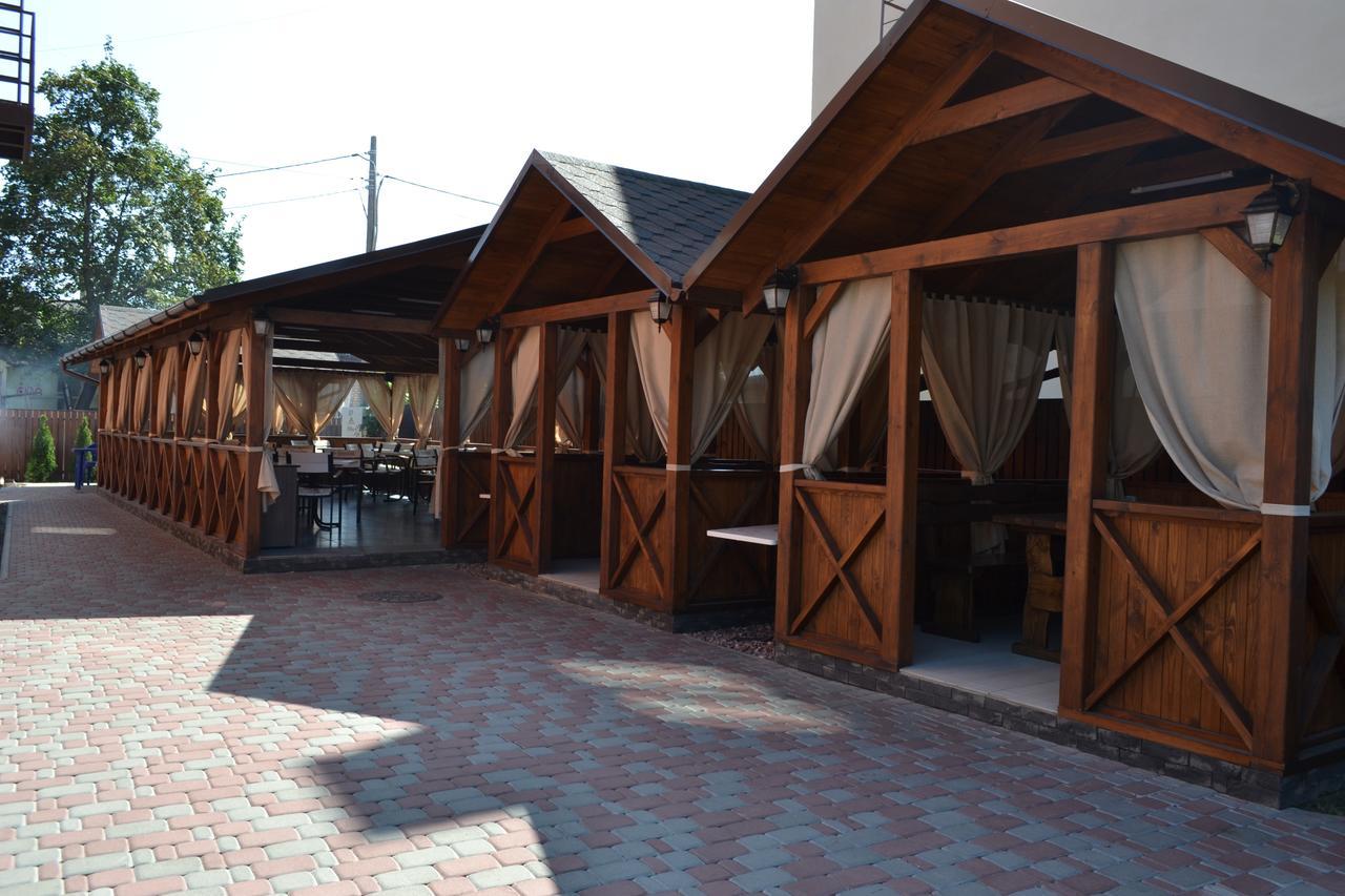 Три Сімки Hotel Vîșhorod Exterior foto