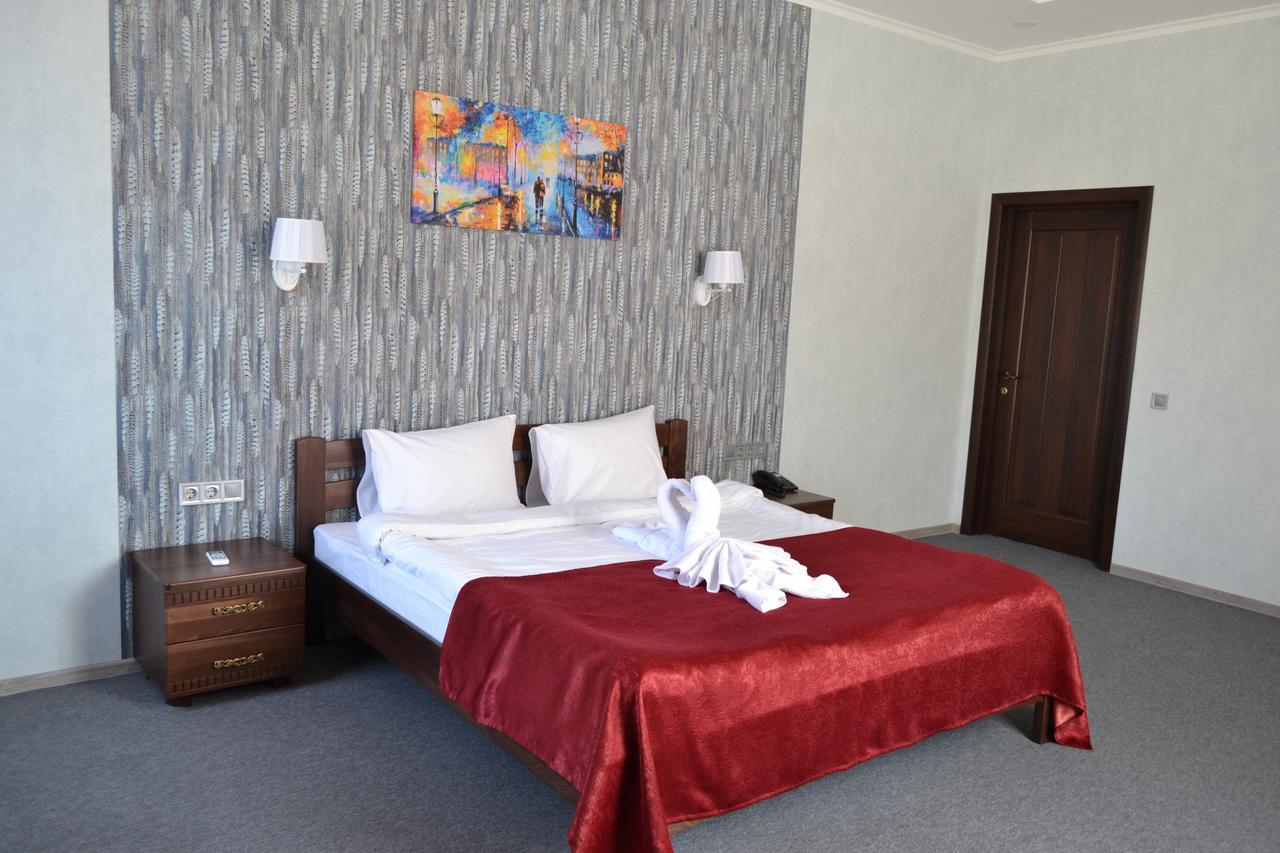 Три Сімки Hotel Vîșhorod Exterior foto