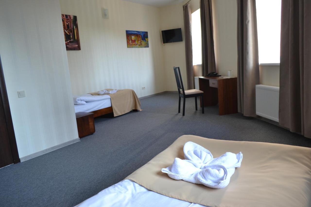 Три Сімки Hotel Vîșhorod Exterior foto