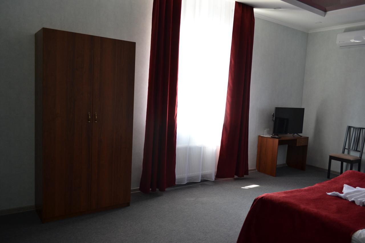 Три Сімки Hotel Vîșhorod Exterior foto