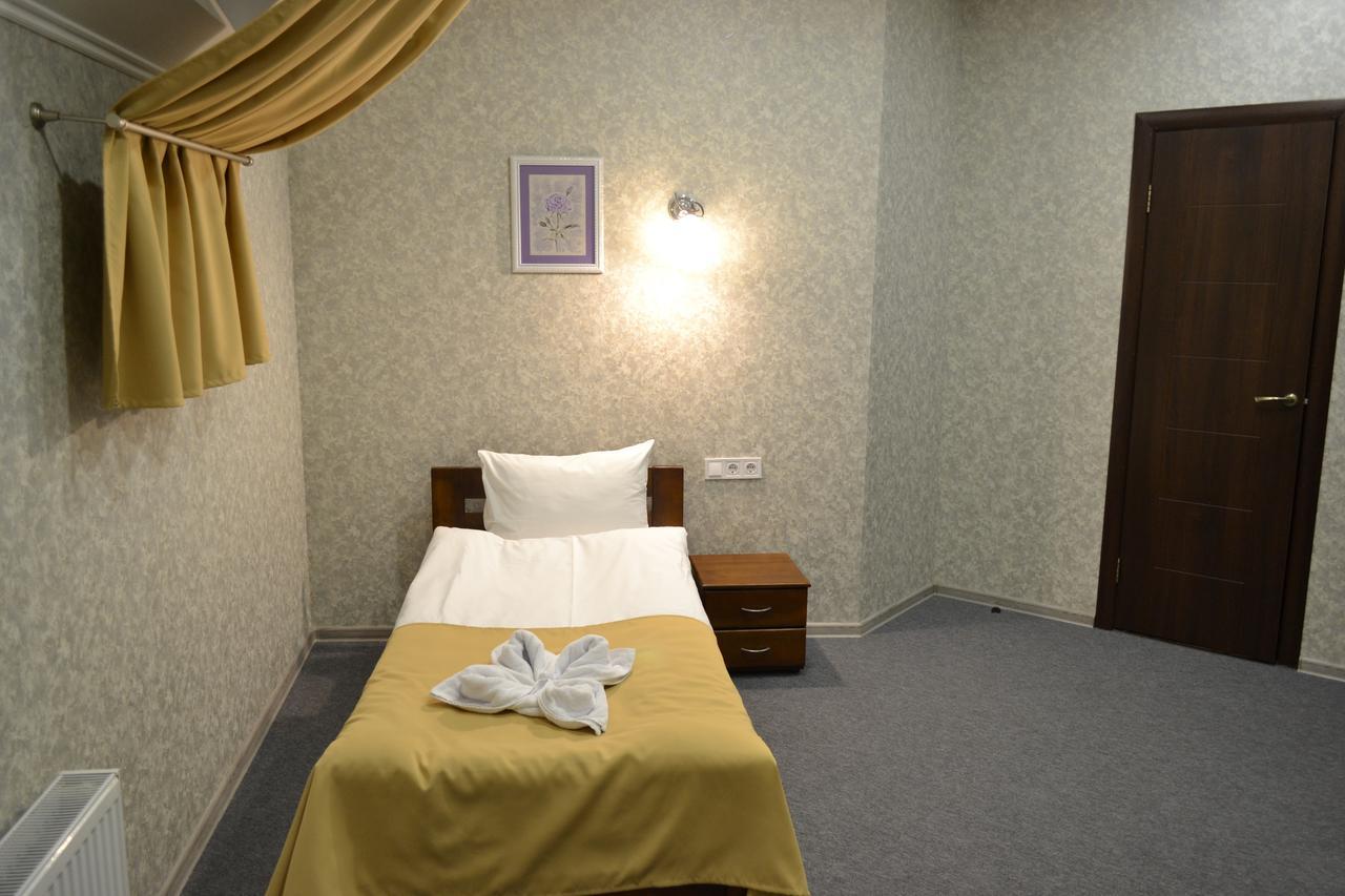 Три Сімки Hotel Vîșhorod Exterior foto