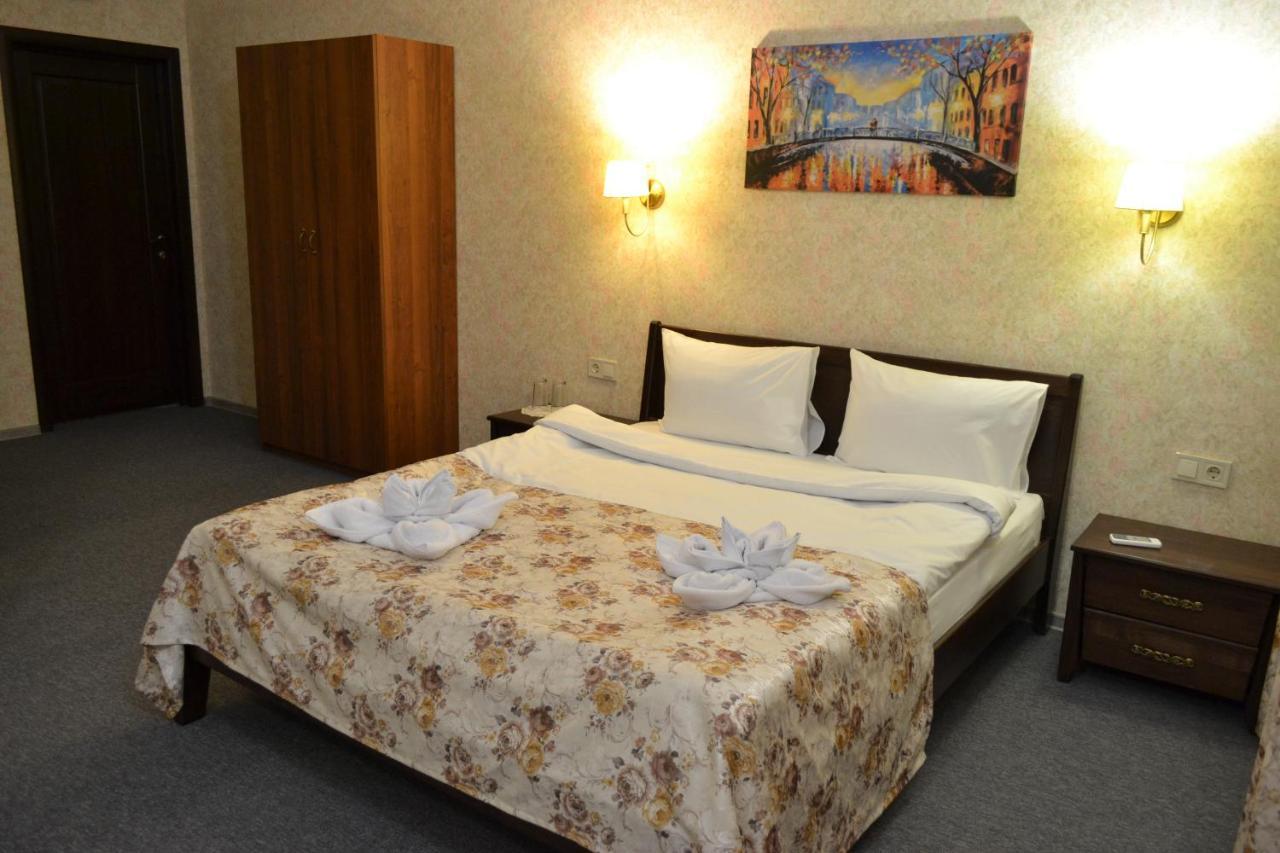 Три Сімки Hotel Vîșhorod Exterior foto