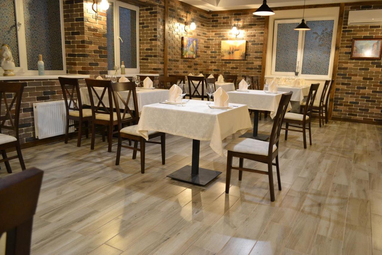Три Сімки Hotel Vîșhorod Exterior foto