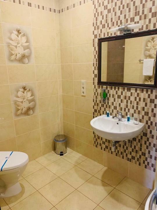 Три Сімки Hotel Vîșhorod Exterior foto